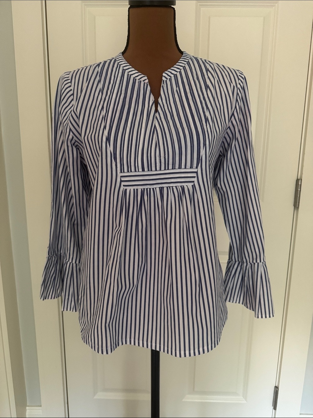 Classic summer blue/white stripe cotton blouse with great details Size 6